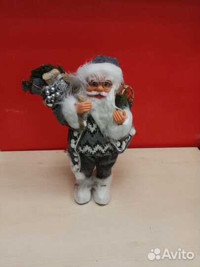 Дед мороз под елку серый