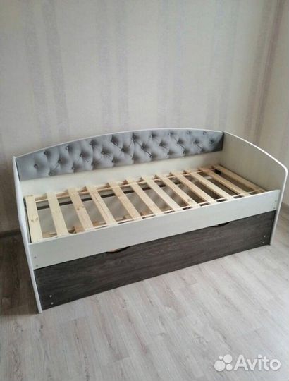 Детская кровать с мягкой спинкой от производителя