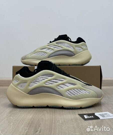 Adidas Yeezy Boost 700 v3