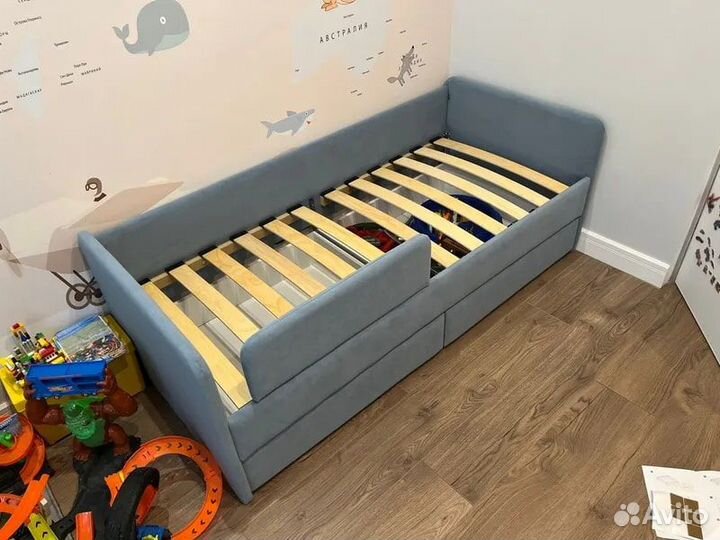 Новая детская кровать с мягкой спинкой
