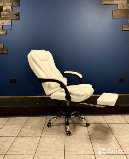 Офисное кресло руководителя с подножкой