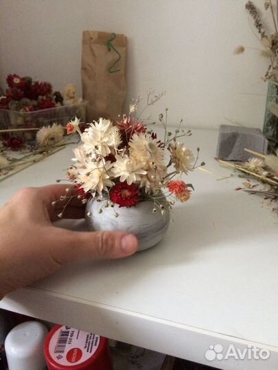 Композиция с сухоцветами в гипсовом кашпо