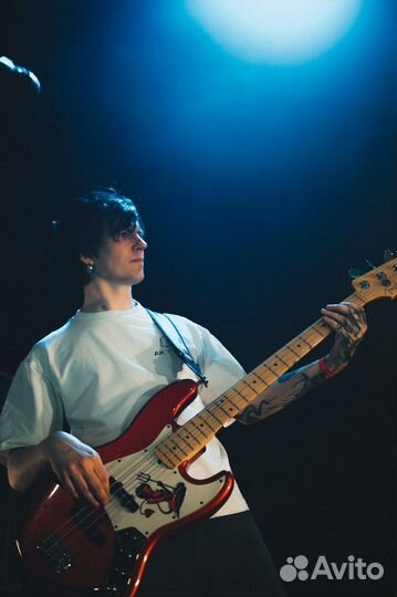 Бас гитарист