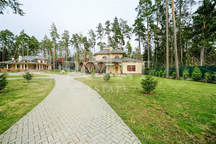 Дом 1200 м² на участке 100 сот.