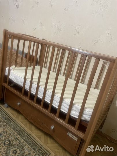 Детская кроватка с универсальным маятником