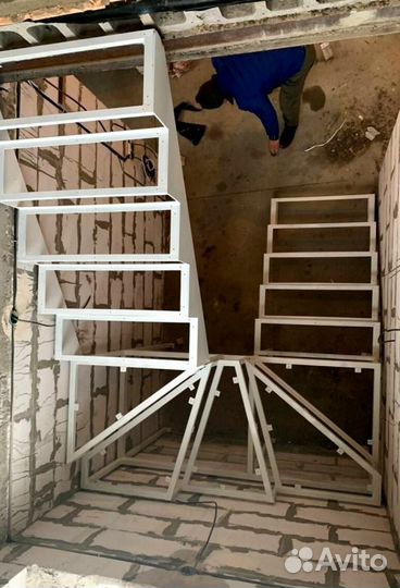 Лестница на металлокаркасе открытого типа