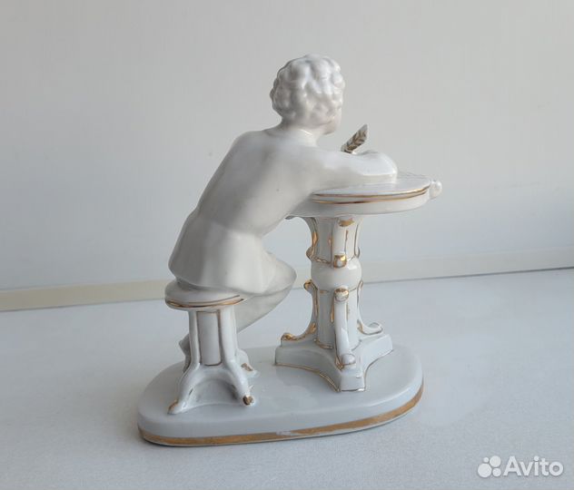 Статуэтка юный пушкин за столом. лфз. Фарфор СССР