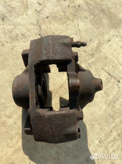 Задний тормозной суппорт Мерседес 140 124