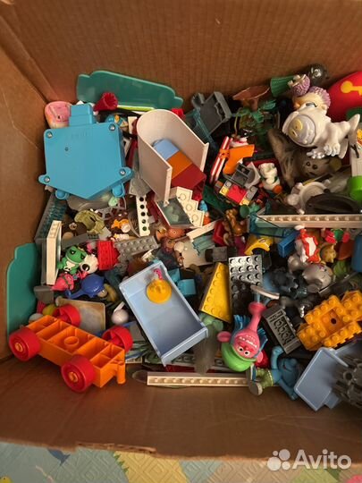 Коробка с мелкими игрушками
