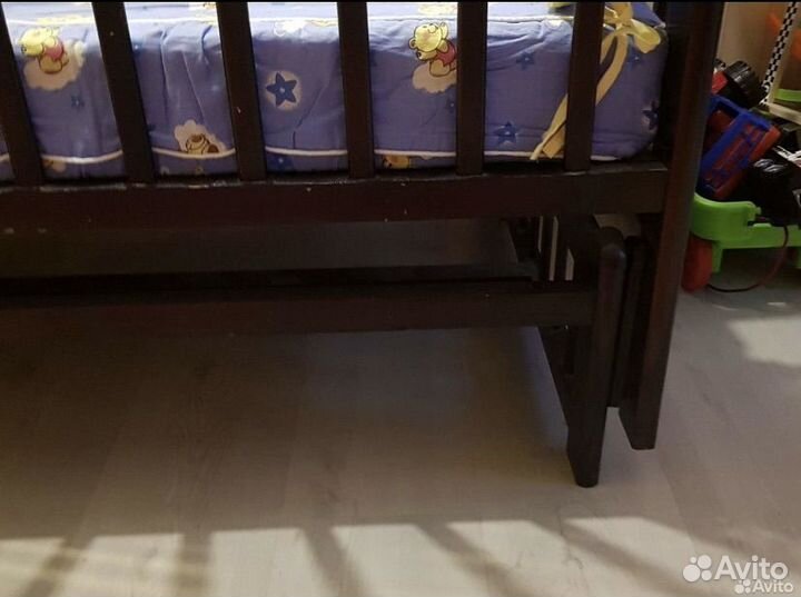 Детская кроватка с поперечным маятником