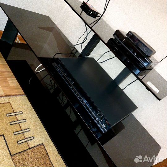 Стеклянная подставка под телевизор