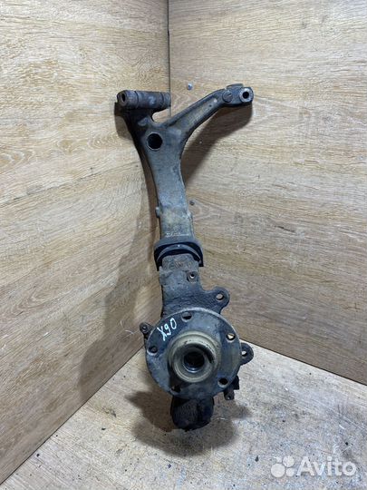 Поворотный кулак передний левый VW Passat B5 X90