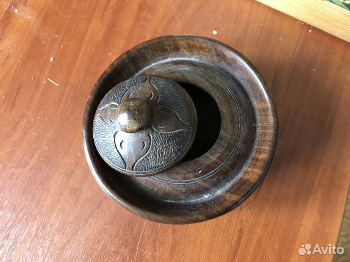 Деревянная резная шкатулочка круглая с крышкой