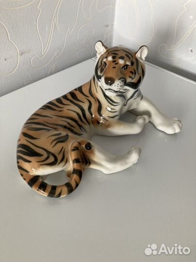 Фарфоровая Статуэтка Тигр лежачий лфз