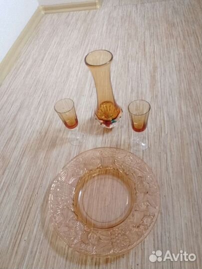 Конфтница на ножке цветное стекло