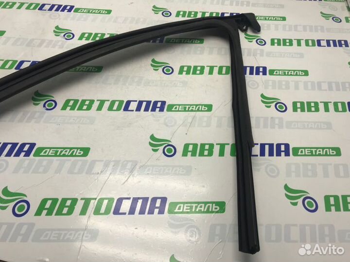 Уплотнитель стекла двери передний правый Mazda 3Bp