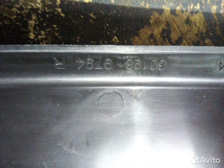 Заглушка решетки переднего бампера Renault Dokker