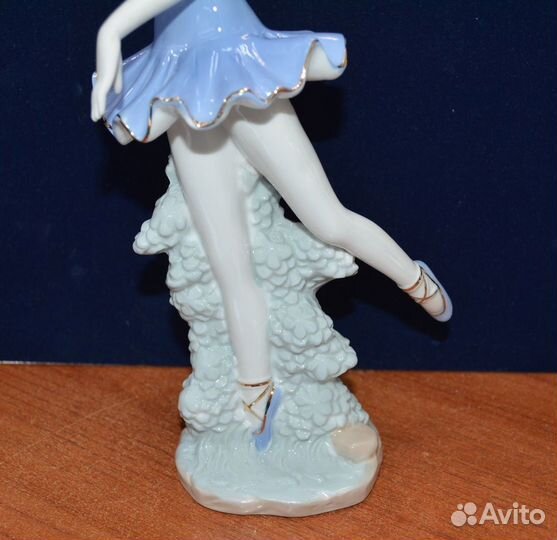 Фарфоровая статуэтка балерина. танцовщица балета