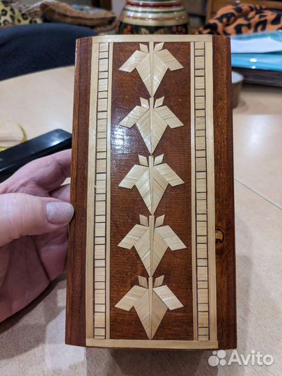 Деревянная шкатулка с соломкой