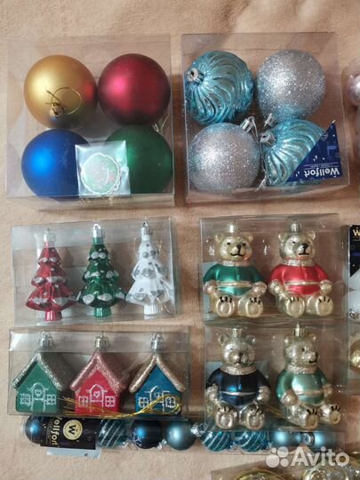 Наборы новогодних шариков, украшений