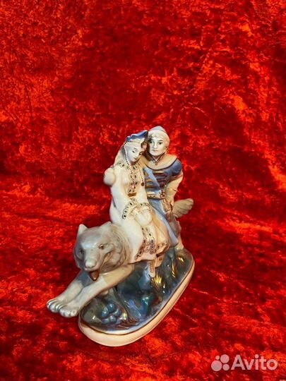 Фарфоровая статуэтка Иван Царевич и Серый Волк. Гж