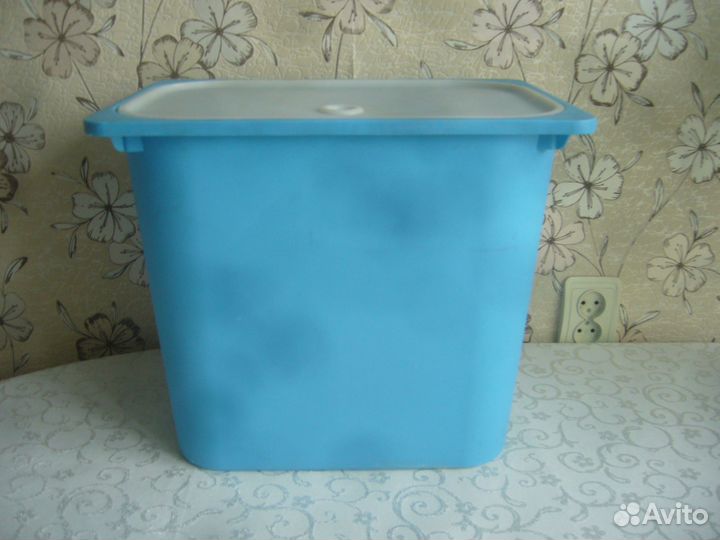 Корзина для белья пластиковая с крышкой