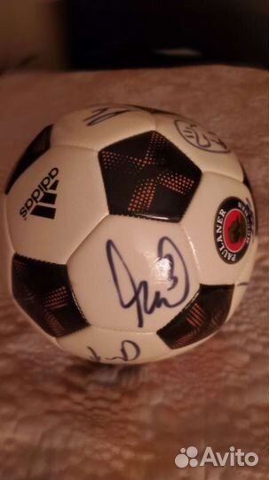 Футбольный мяч Adidas с автографами команды Buyern