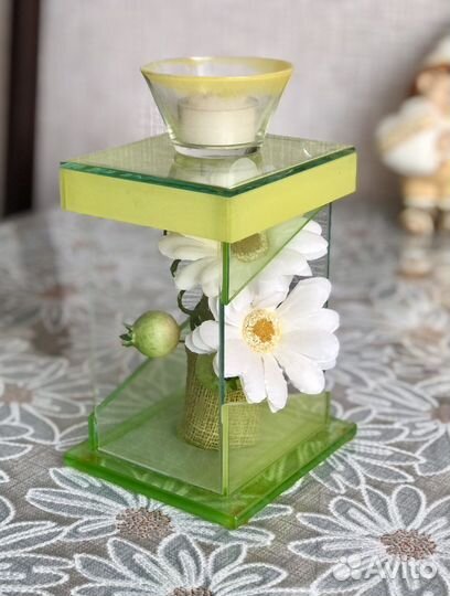 Искусственные цветы, ваза, подсвечник