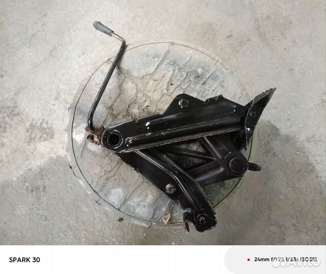 Домкрат автомобильный винтовой