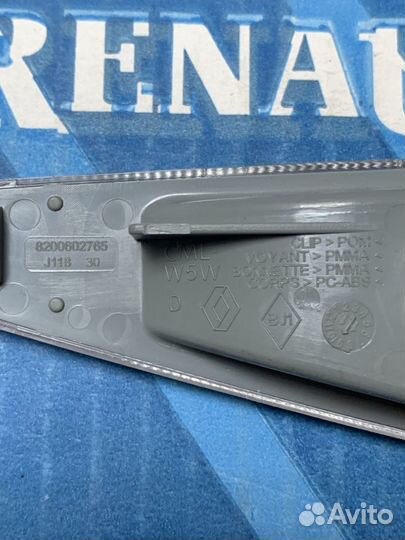 Повторитель поворота на крыло Sandero 8200602765