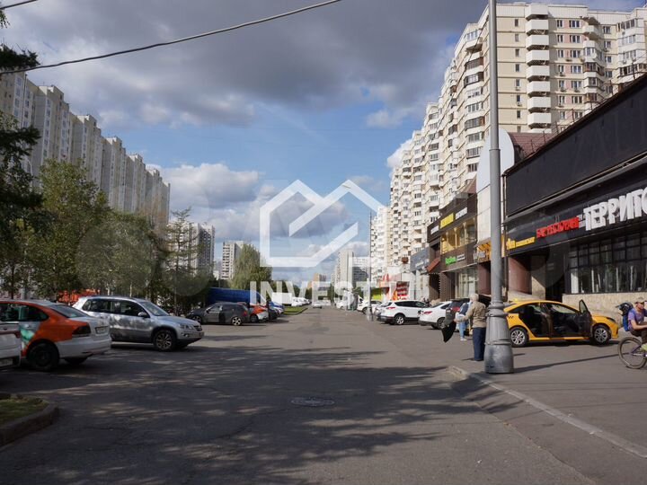 Торговое здание в спальном районе