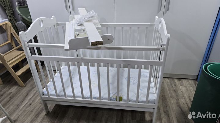Детская кроватка с маятником и матрасом