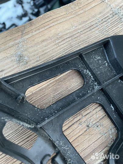 Кронштейн бампера правый Skoda Octavia A7