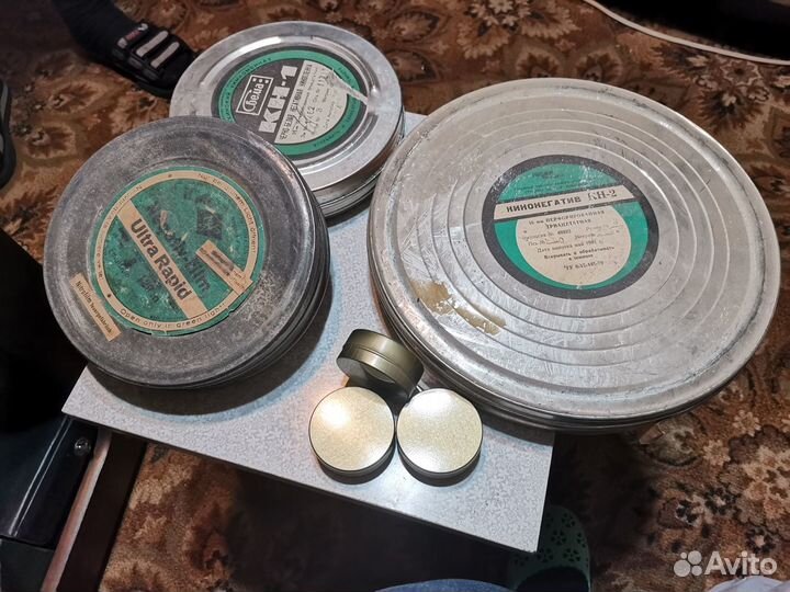 Фотоплёнка, кинокоробки, таймер, проявочный бачок