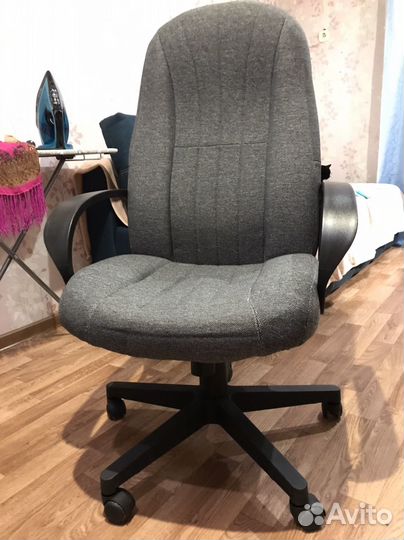 Офисное кресло