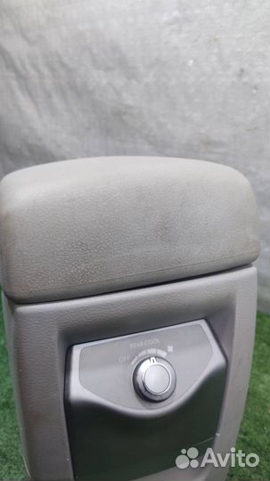 Консоль центральная с подлокотником Subaru Tribec