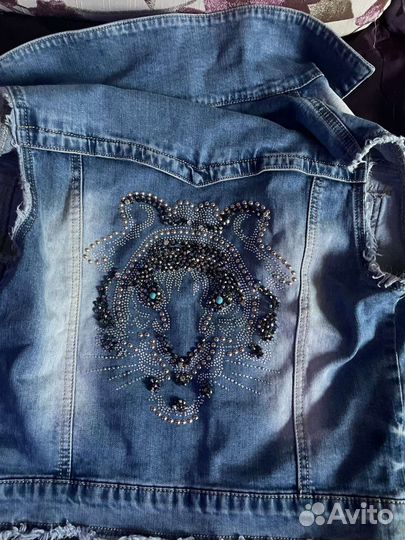 Джинсовый жилет со стразами на подростка