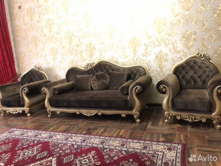 Классический новый холл с декором из дерева (бук)