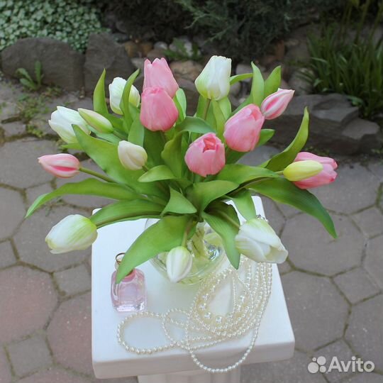 Силиконовые тюльпаны в вазе с имитацией воды