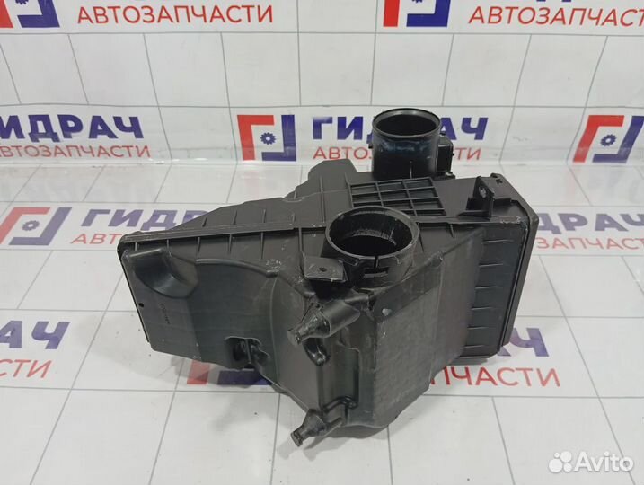 Корпус воздушного фильтра Nissan Tiida (C11) 16528-ED500