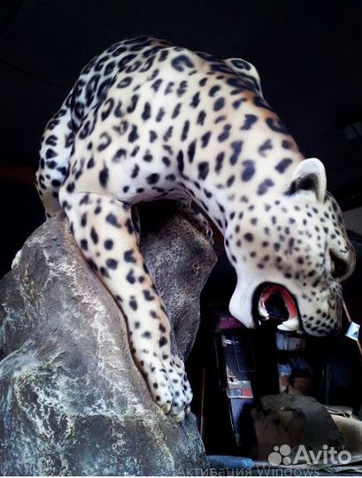 Скульптура Леопард на скале, Леопард крадется