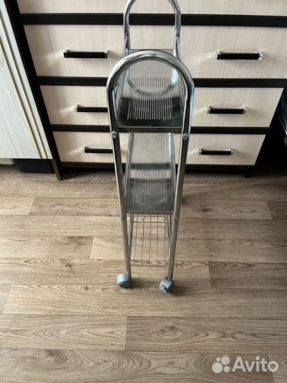 Передвижная полка на колесах