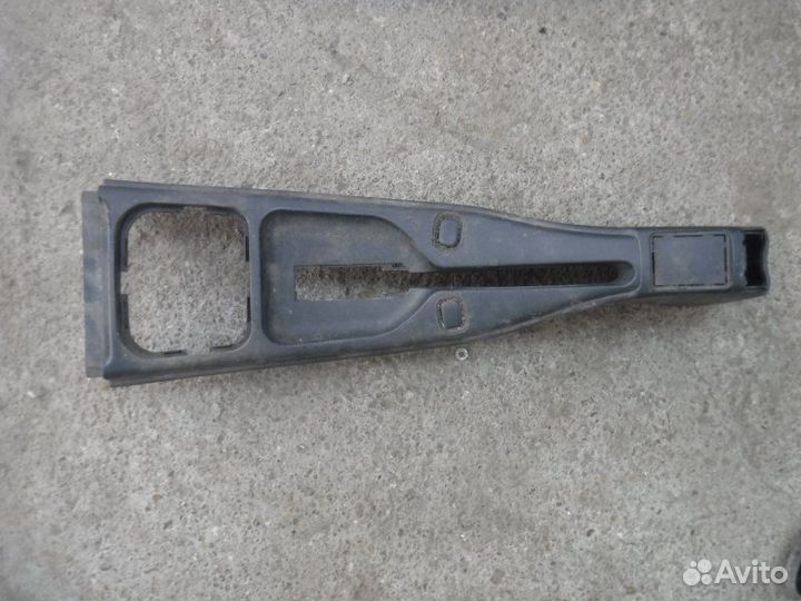 Консоль между сидений Ваз 2114 11183 2007
