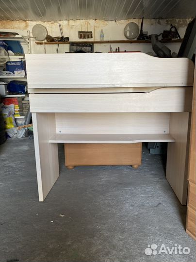 Туалетный столик с зеркалом