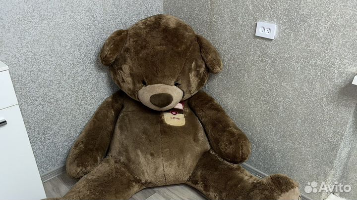 Большой плюшевый медведь
