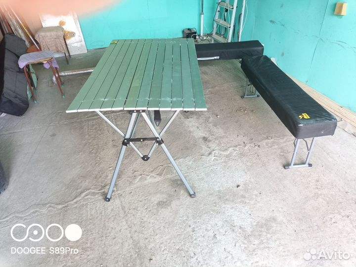 Складной стол и две скамейки
