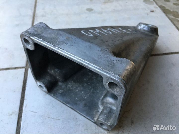 Кронштейн опоры двс правый OM611 646 612 647