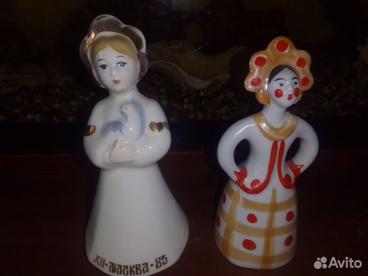 2 фарфоровые статуэтки-символы фестиваля молодежи