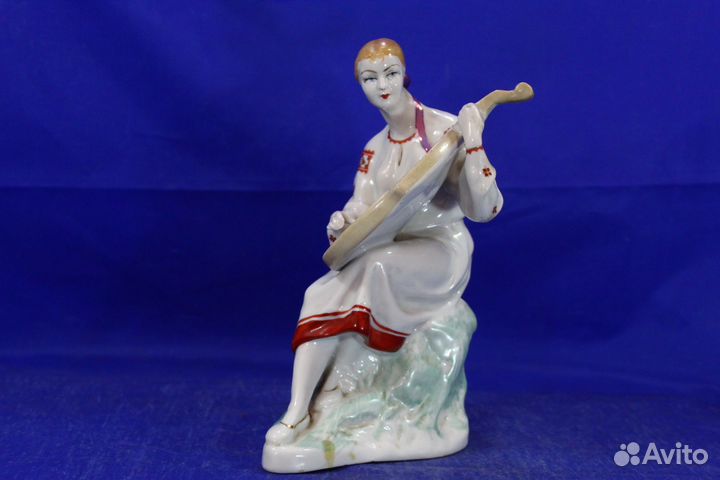 Статуэтка фарфоровая большая Бандуристка Девушка и