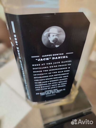 Фирменная коробка металлическая + бутылка